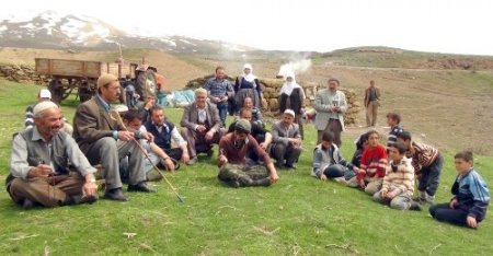 Dağlarda artık silah yerine dengbejlerin sesi yankılanıyor