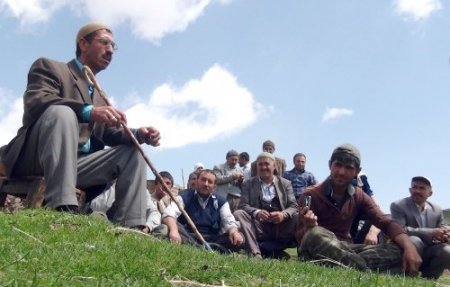 Dağlarda artık silah yerine dengbejlerin sesi yankılanıyor