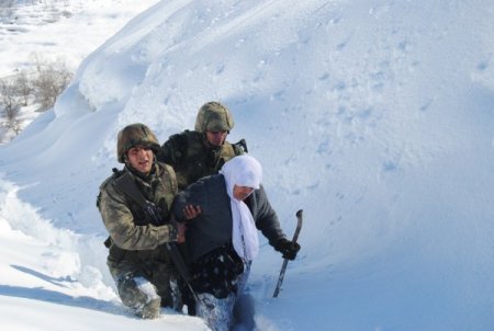Dağlıca'da Mehmetçik, karda yürüyerek hasta teyzeyi doktora yetiştirdi