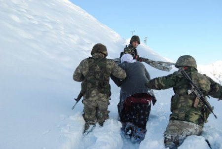 Dağlıca'da Mehmetçik, karda yürüyerek hasta teyzeyi doktora yetiştirdi