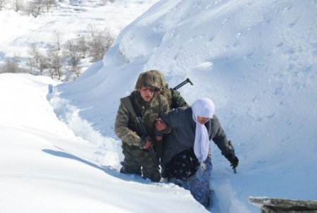 Dağlıca'da Mehmetçik, karda yürüyerek hasta teyzeyi doktora yetiştirdi