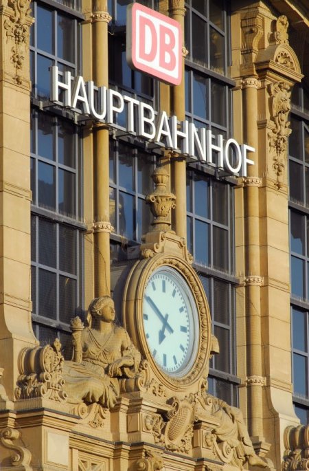 Dakikliğinden taviz vermeyen trenler saatler geri alınınca bekleyecek