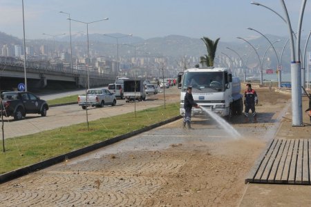 Dalgaların vurduğu sahil temizledi