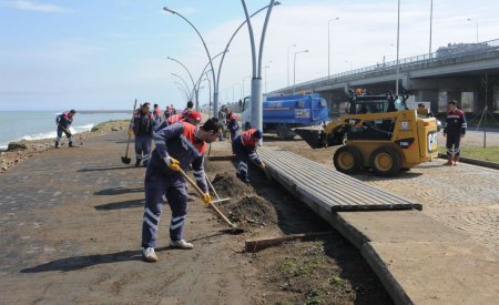 Dalgaların vurduğu sahil temizledi