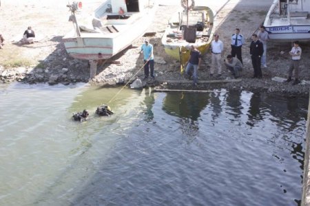 Dalgıçlar Sakarya Nehri'nde cinayet silahı aradı