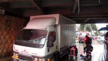 Dalgın sürücüye alt geçit sürprizi