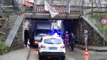 Dalgın sürücüye alt geçit sürprizi