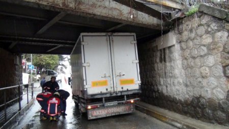 Dalgın sürücüye alt geçit sürprizi