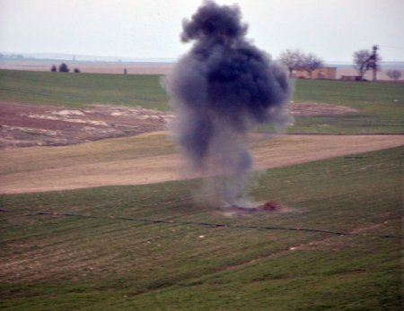 Damlacık köyüne düşen tank topu, imha edildi