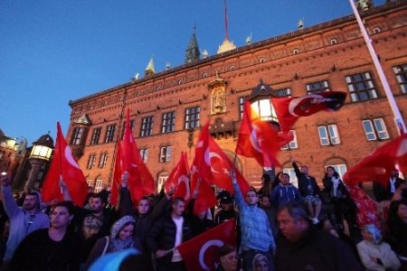 Danimarkalı genç kızdan horon şov