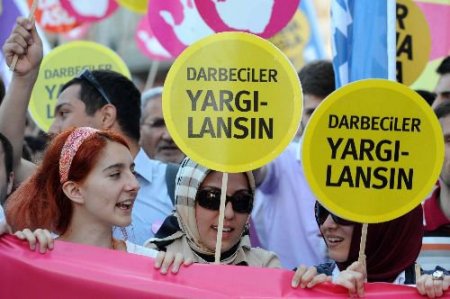 Darbe Karşıtı Eylem Yapan Genç Siviller Chp'yi Pdotesto Etti