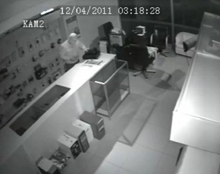 Darıca'da bilgisayarcıya giren hırsız güvenlik kamerasına yakalandı