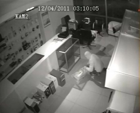 Darıca'da bilgisayarcıya giren hırsız güvenlik kamerasına yakalandı