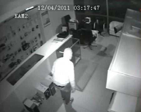 Darıca'da bilgisayarcıya giren hırsız güvenlik kamerasına yakalandı