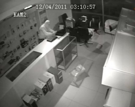 Darıca'da bilgisayarcıya giren hırsız güvenlik kamerasına yakalandı