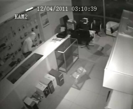 Darıca'da bilgisayarcıya giren hırsız güvenlik kamerasına yakalandı