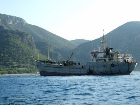 Datça’da karaya oturan gemi kurtarıldı