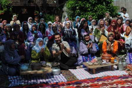 Davetsiz Misafir, Yerleşik İngiliz'in Evinde Yöresel Yemeklerini Tanıttı