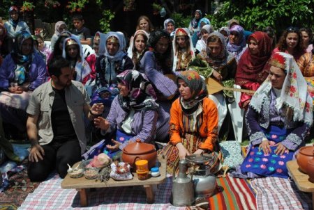 Davetsiz Misafir, Yerleşik İngiliz'in Evinde Yöresel Yemeklerini Tanıttı