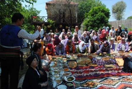 Davetsiz Misafir, Yerleşik İngiliz'in Evinde Yöresel Yemeklerini Tanıttı