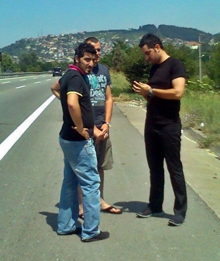 'Davetsiz Misafir' Ekibi Kaza Geçirdi: 10 Yaralı