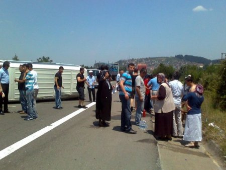 'Davetsiz Misafir' Ekibi Kaza Geçirdi: 10 Yaralı