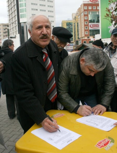 Davul zurna eşliğinde banka ücretlerine karşı imza topladılar