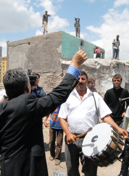 Davul Zurna Eşliğinde Gecekondularını Yıktılar