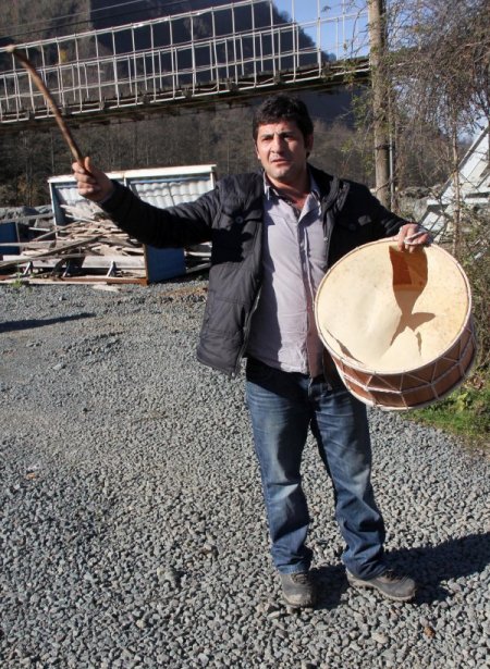 Davullu eylemcinin davulunu deldiler, eylem yarıda kaldı