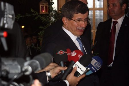 Davutoğlu, Atina'da İstanbul kökenli Rumlar ve Batı Trakyalı Azınlık ile görüştü