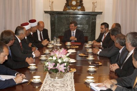 Davutoğlu, Atina'da İstanbul kökenli Rumlar ve Batı Trakyalı Azınlık ile görüştü