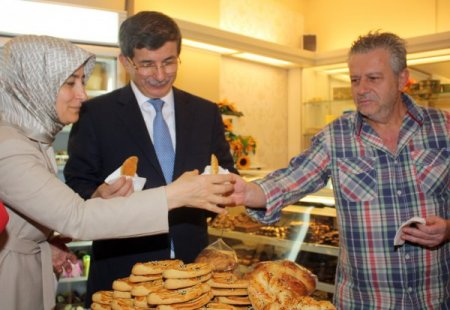 Davutoğlu, Atina'da İstanbul kökenli Rumlar ve Batı Trakyalı Azınlık ile görüştü