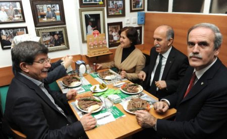 Davutoğlu, Bursa’da önce İskender yedi, sonra döner kesti