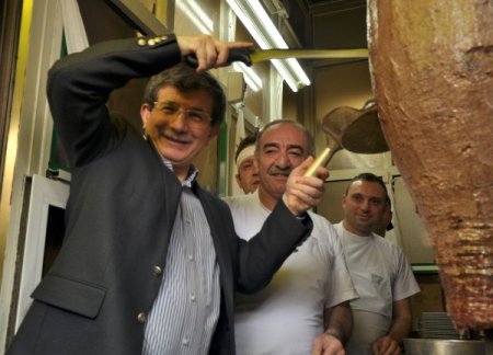 Davutoğlu, Bursa’da önce İskender yedi, sonra döner kesti