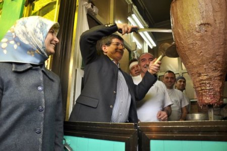 Davutoğlu, Bursa’da önce İskender yedi, sonra döner kesti