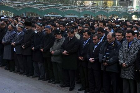 Davutoğlu, Cuma Namazını Urumçi'deki Yanghang Camisinde Kıldı