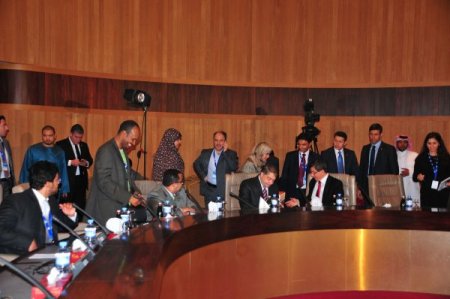 Davutoğlu, El Cezire'nin Yıllık Forumuna Katılan Gençlerle Görüştü