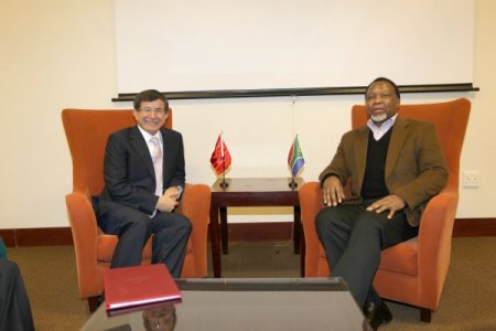 Davutoğlu, Güney Afrika’da İkili Temaslarda Bulundu
