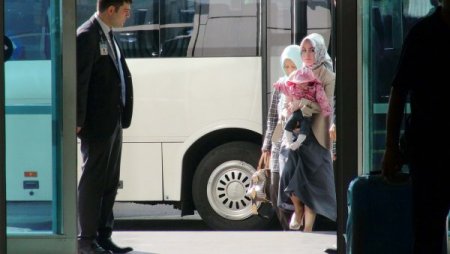 Davutoğlu, Havalimanında Torunuyla Hasret Giderdi