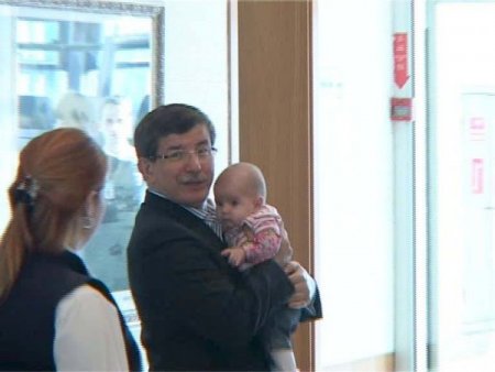 Davutoğlu, Havalimanında Torunuyla Hasret Giderdi