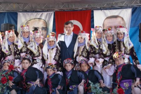 Davutoğlu, Ilgın Kapalı Sebze Pazarı'nın Açılışını Yaptı