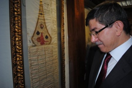 Davutoğlu, Londra'da 'Padişah Fermanları' Segisine Katıldı