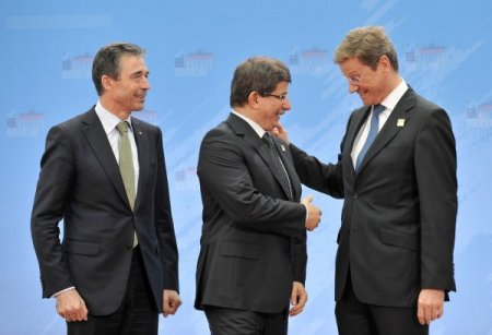 Davutoğlu, Nato Toplantısına Katıldı