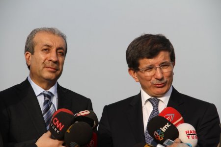 Davutoğlu, tarihi burçta çocuklarla top oynadı