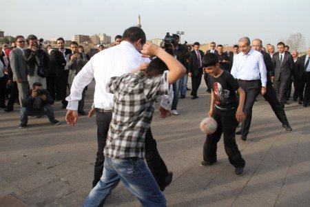 Davutoğlu, tarihi burçta çocuklarla top oynadı