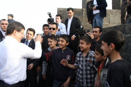 Davutoğlu, tarihi burçta çocuklarla top oynadı