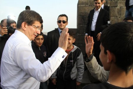 Davutoğlu, tarihi burçta çocuklarla top oynadı