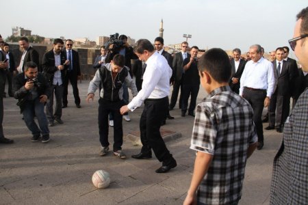 Davutoğlu, tarihi burçta çocuklarla top oynadı