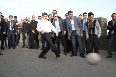 Davutoğlu, tarihi burçta çocuklarla top oynadı