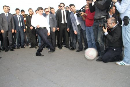 Davutoğlu, tarihi burçta çocuklarla top oynadı